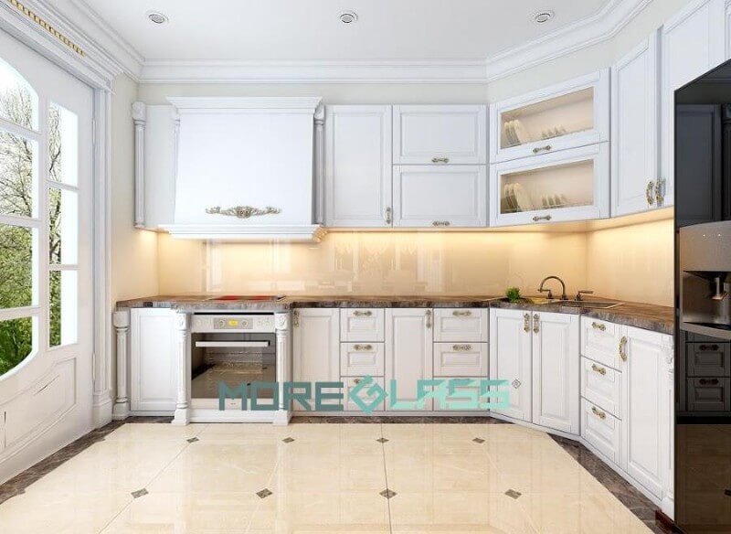 Thiết kế mẫu kính ốp bếp màu kem nhẹ nhàng kết hợp với tủ bếp cùng gam màu cho phòng bếp thêm hoàn hảo Thiết kế nhà bếp tiện nghi