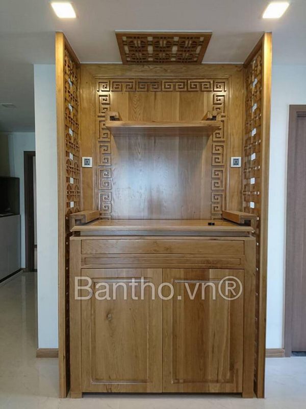 Mẫu tủ thờ gỗ cao cấp màu vàng với đường vân gỗ tinh tế, đầy nghệ thuật.